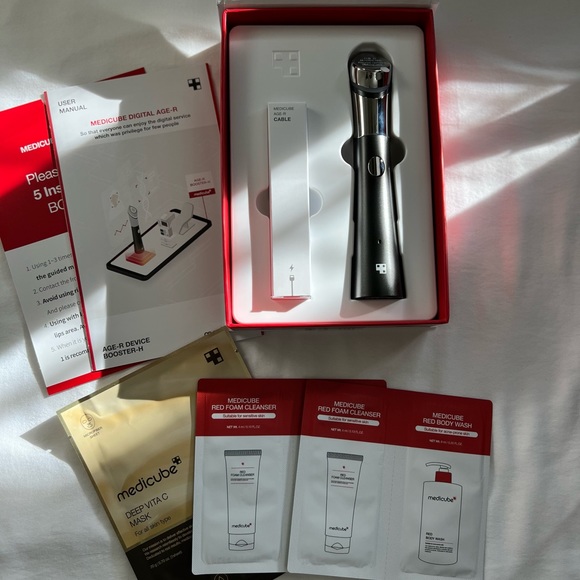 NWT 100 % authentic medicube device AG-R Booster H comes with 3 free samples - Picture 2 of 14